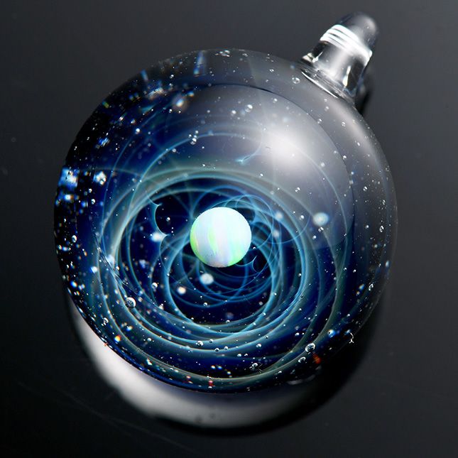 宇宙ガラスペンダント（ホワイトオパール）