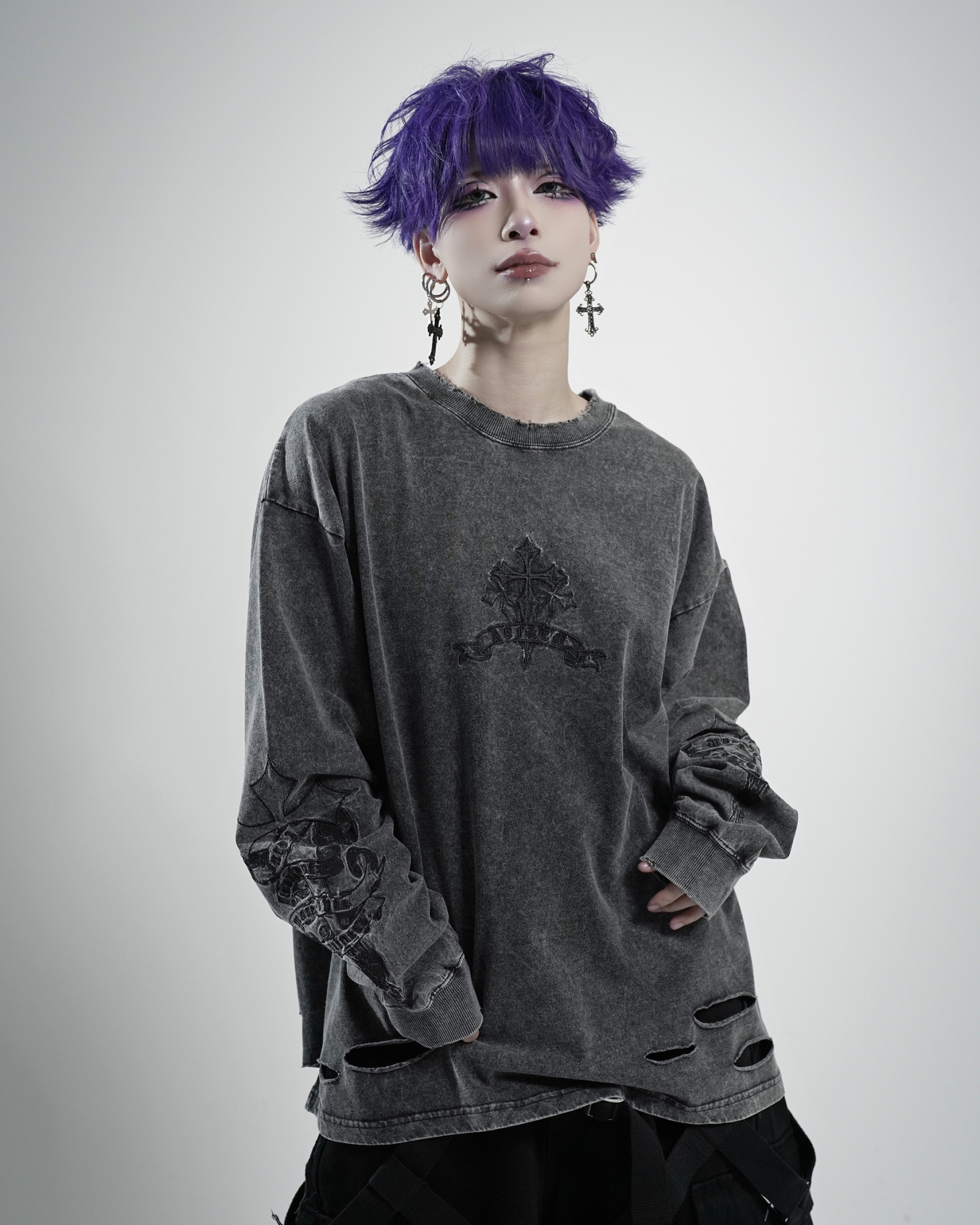 [REFLEM] Cross Embroidered Long-Sleeved Tee