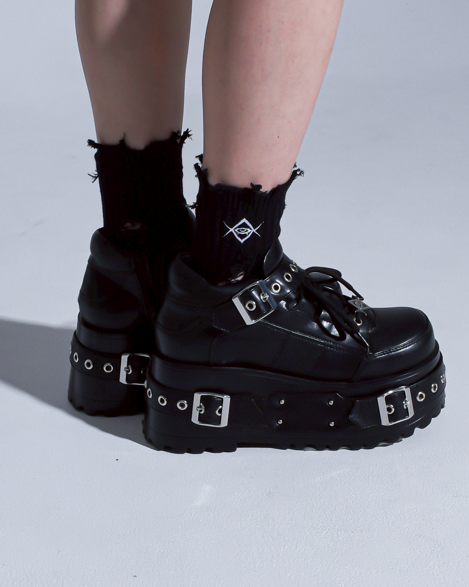 [REFLEM] Logo Embroidered Damaged Socks