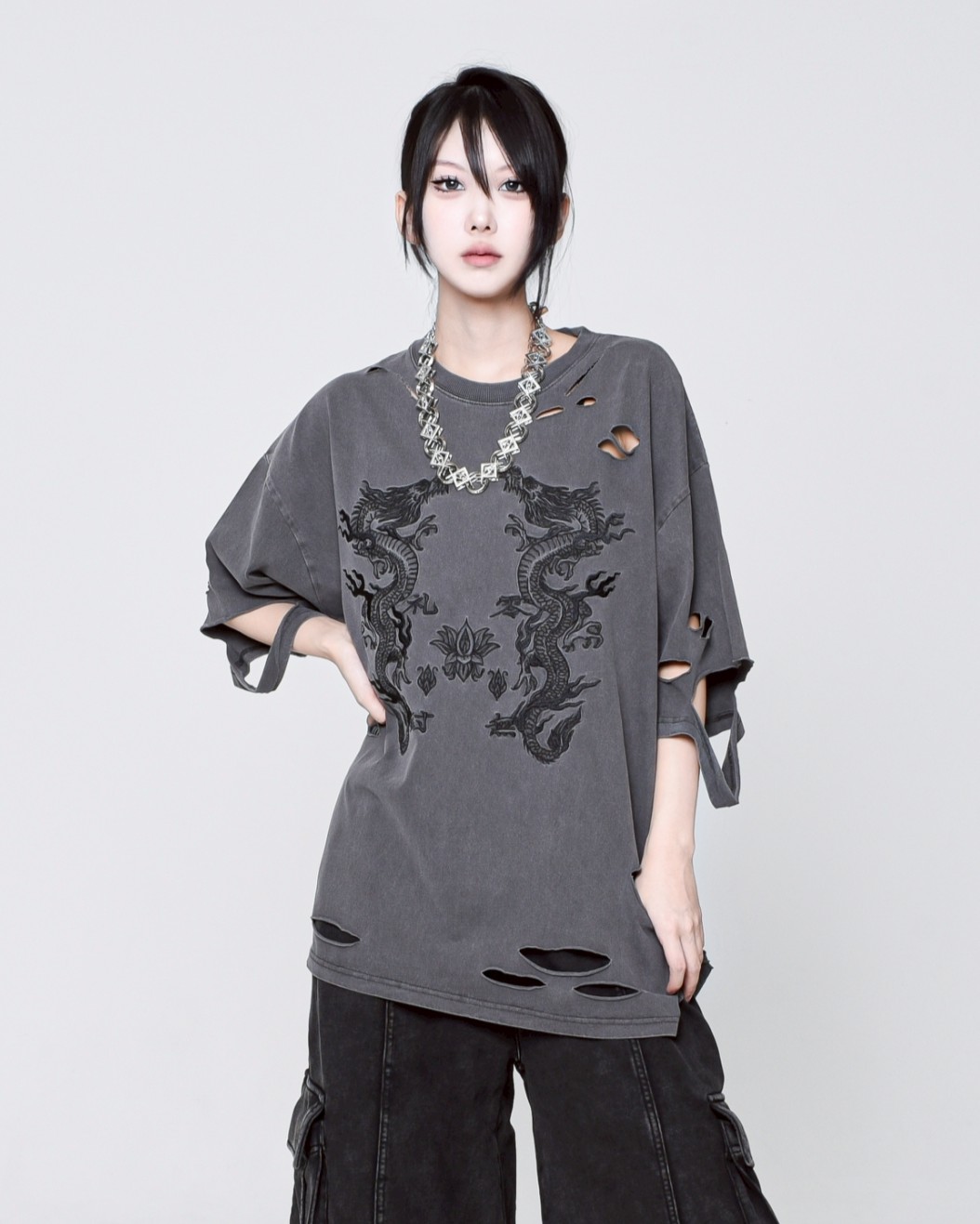 [REFLEM] Dragon Embroidered Distressed Short Sleeved T-Shirt