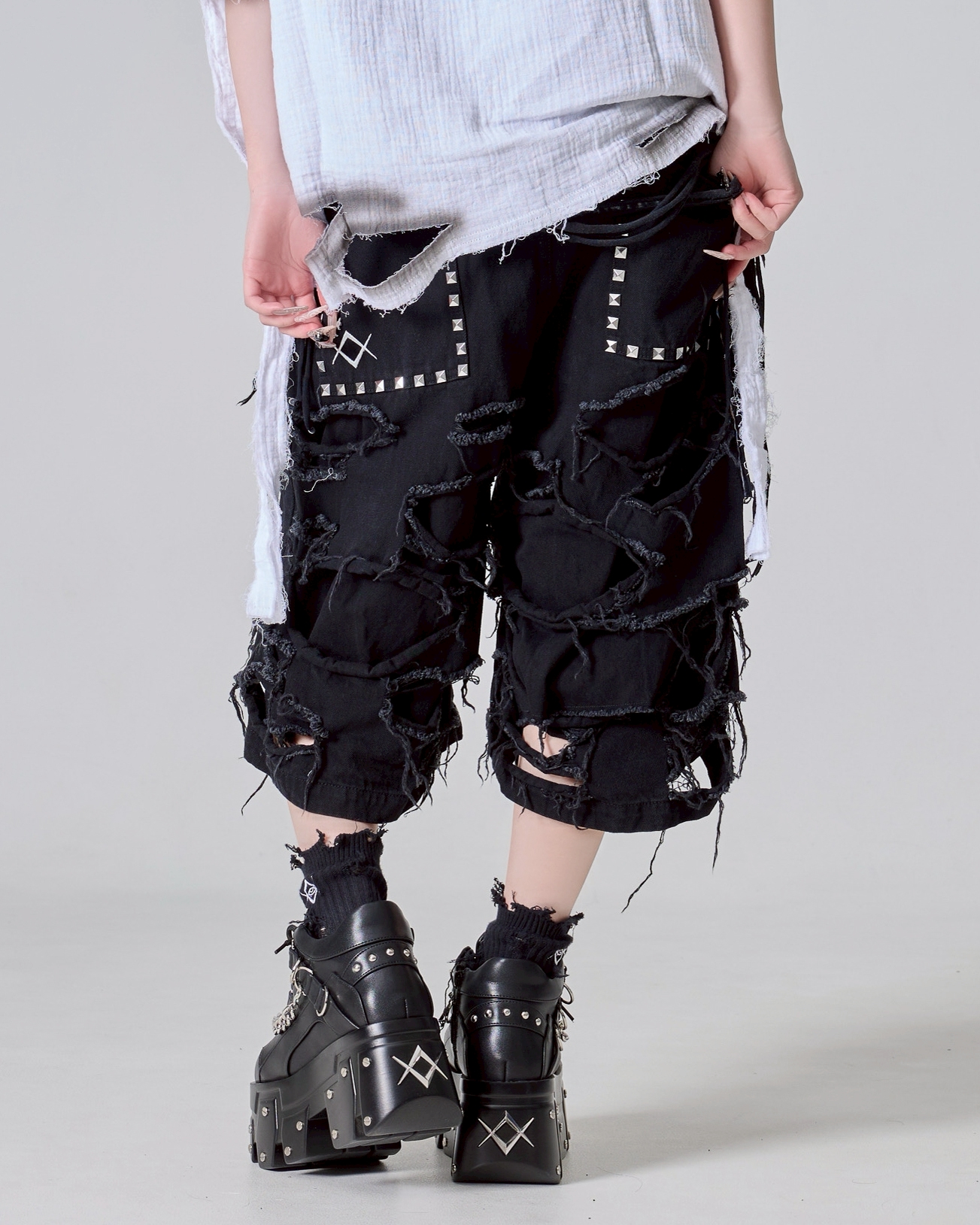 [REFLEM] Damaged Denim Shorts with Studs