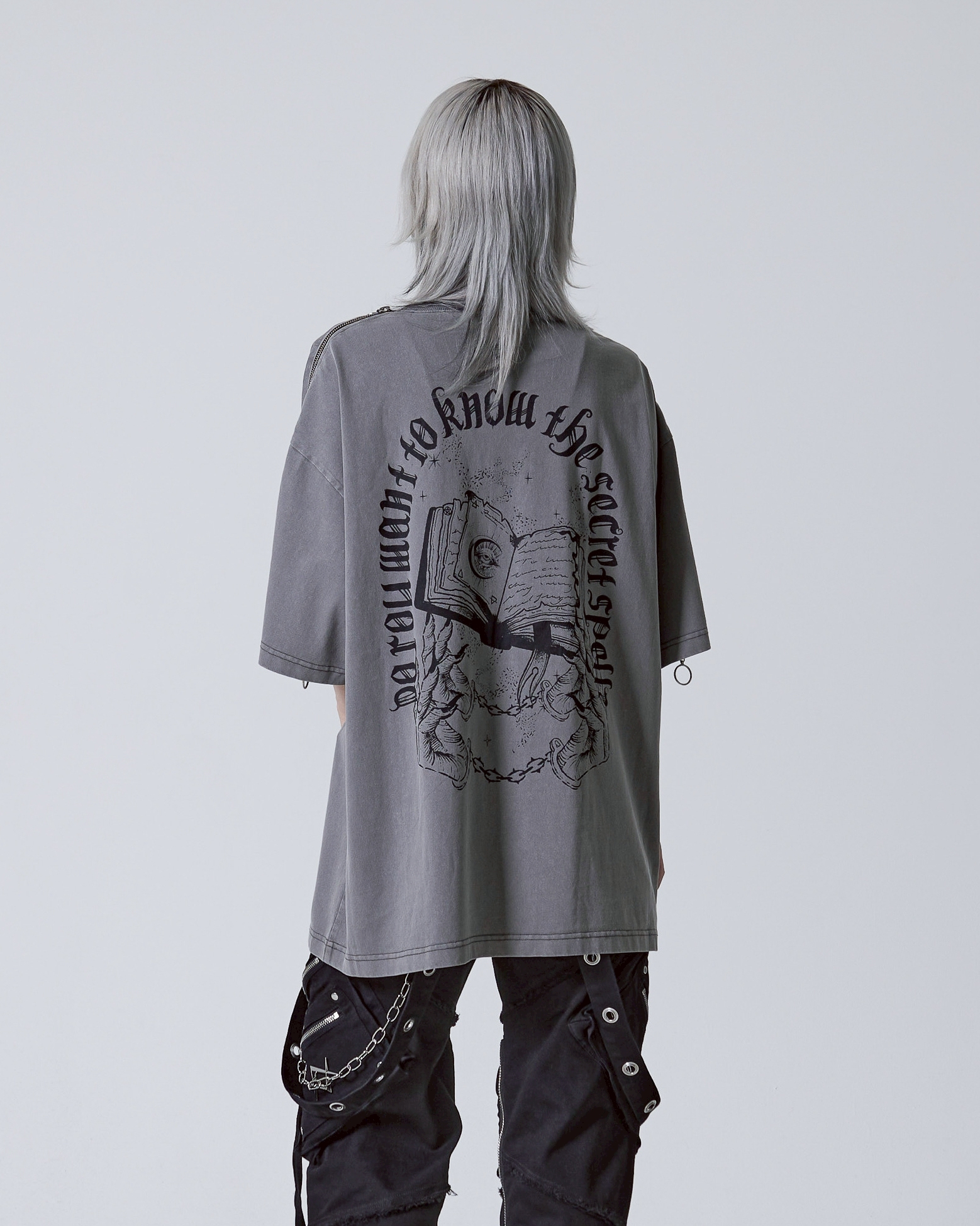 [REFLEM] Graphic Tee with Shoulder Zippers