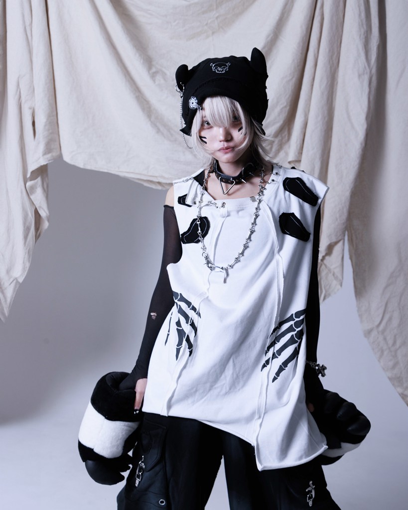 [Gamchu] "This is My Otherworldly Armor." Pierced BORN Sleeveless T-Shirt