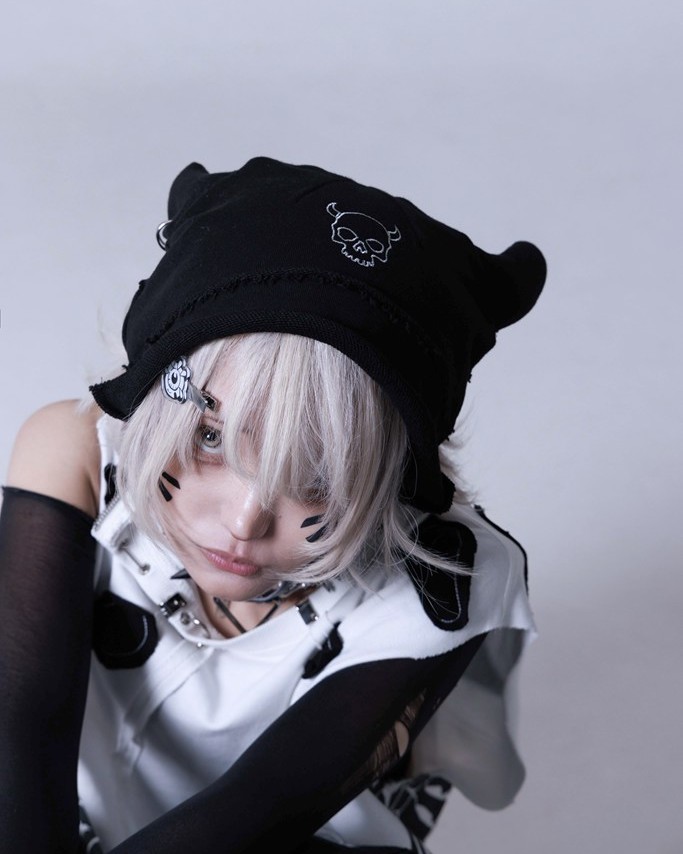 [Gamchu] "I've Carefully Hidden My Eyes." Eye-Cutout Horned Beanie